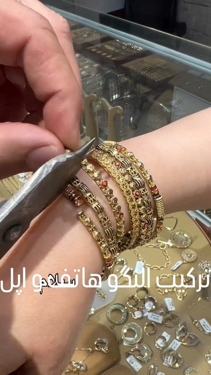 ⁨	وقتی با خواهرش اومد مغازه خیلی استرس داشت میگفت میترسم النگو هام قشنگ نشه ولی بهش اطمینان دادم که خوب میشه چون برند