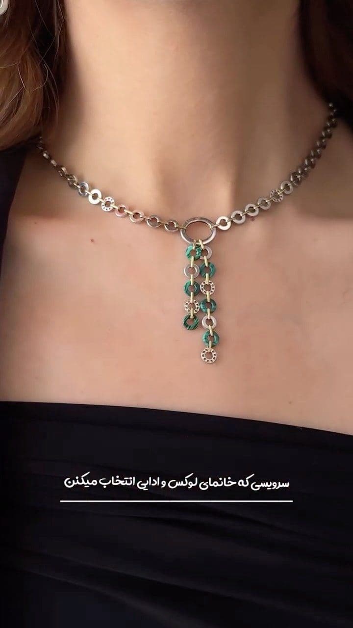⁨	⁨	طراحی ظریف و چشم‌نواز این سرویس طلا باعث میشه به‌راحتی با استایل‌های مختلف ست بشه و جلوه‌ای خاص به ظاهر شما بده.