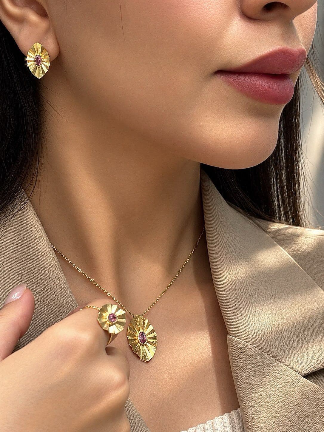 هماگل رو ببینین با این نگین‌های آماتیسِ خوش‌رنگش 💜🥹