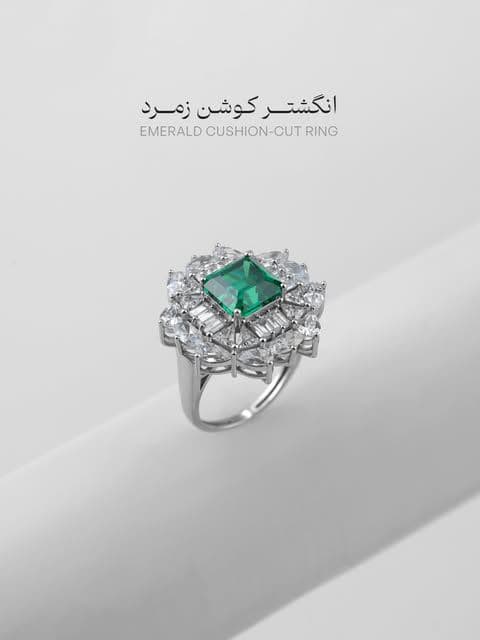 «در میان هاله‌ای از نور، زمردی می‌درخشد که روایتگر اصالت است.