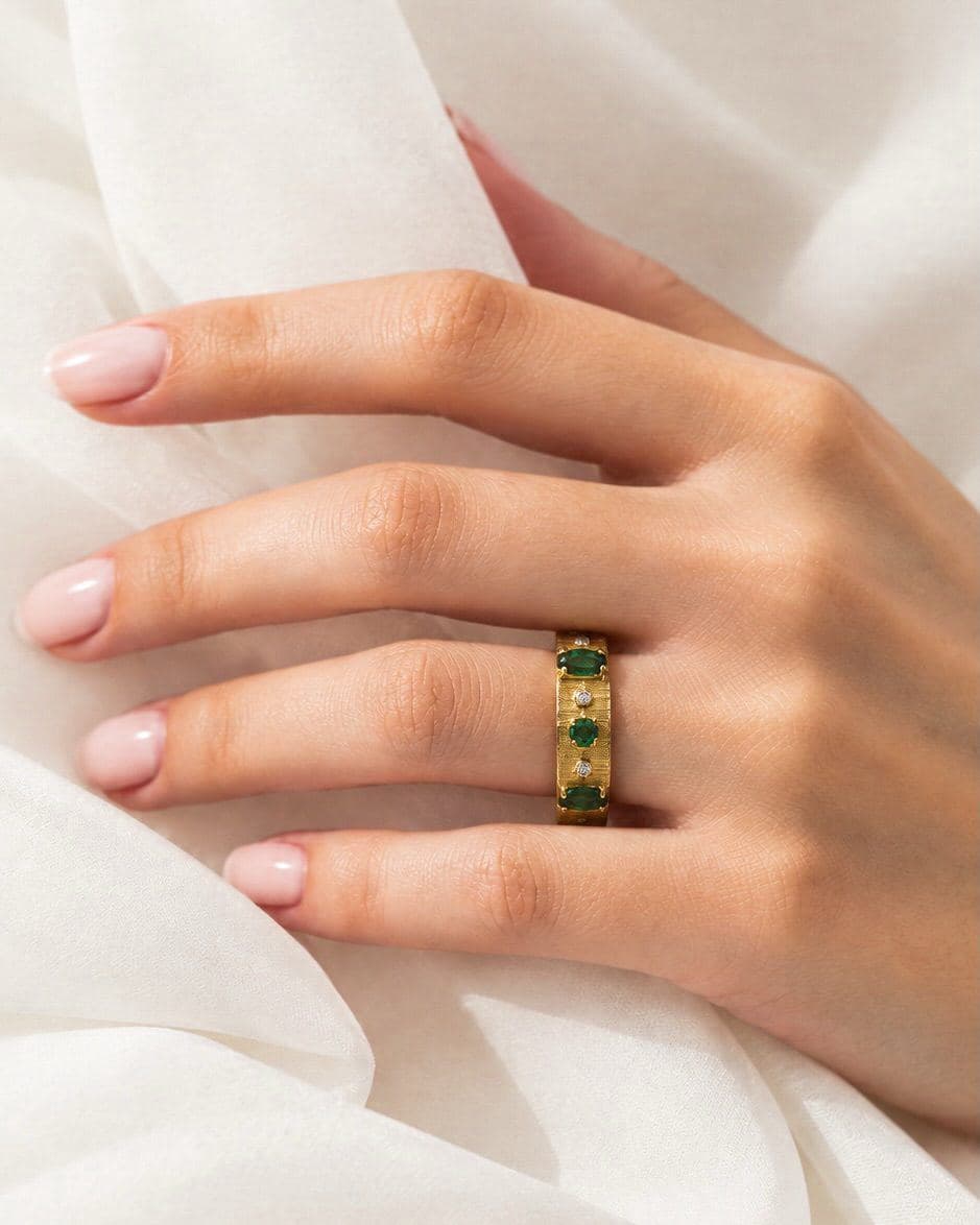 A touch of elegance, made to shine. (2)
