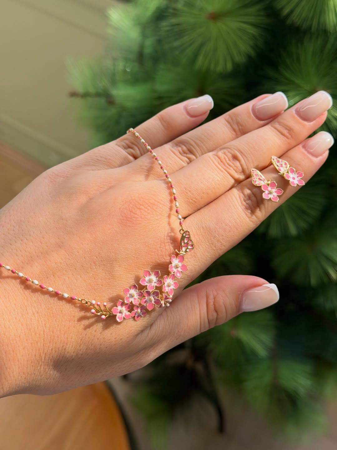 کدوم رنگش؟😍🧡🩷🩵گردنبند وگوشواره گل و پروانه😍🦋🌸انگار از دل رویاهامون اومده بیرون انقدر ناز و قشنگن (2)
