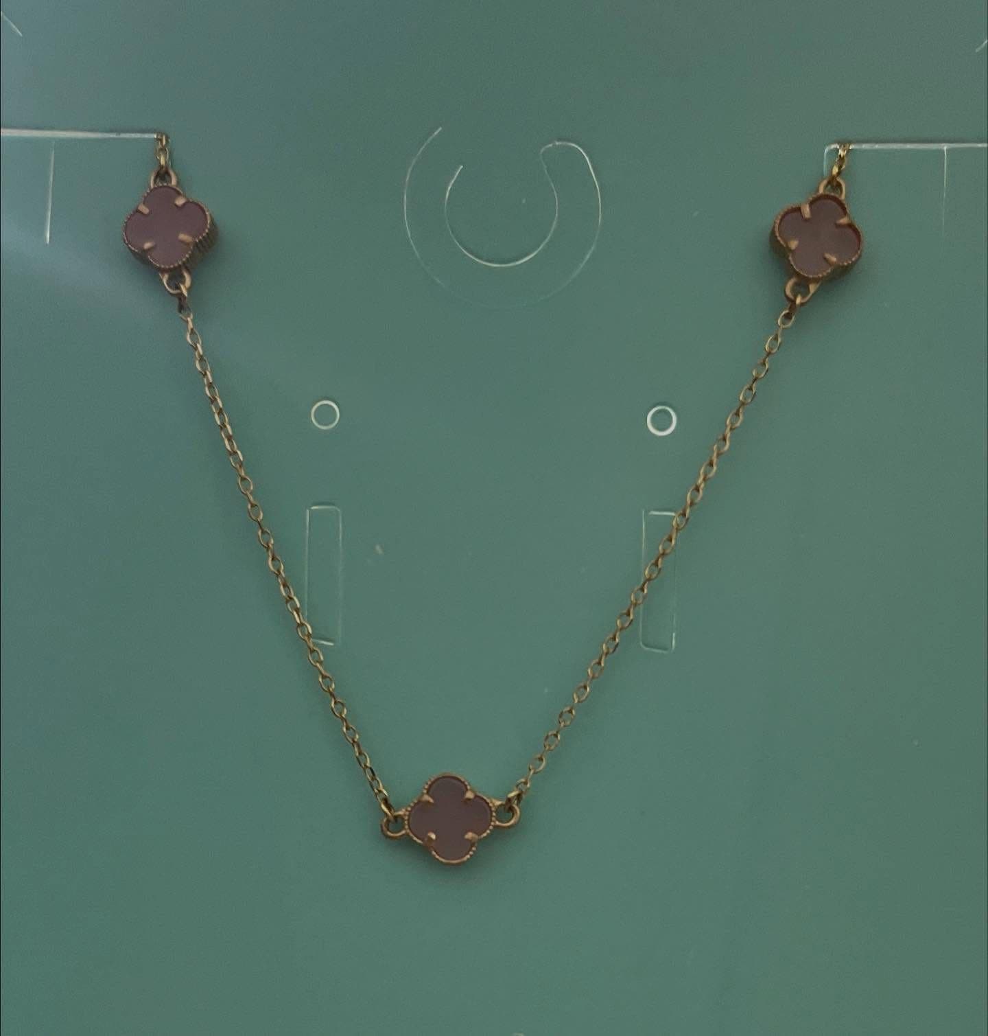نماد ونکلیف (Van Cleef) یکی از شناختهشدهترین طرحها در دنیای زیورآلات لوکس است که الهامگرفته از شکل شبدر چهار برگ (2)
