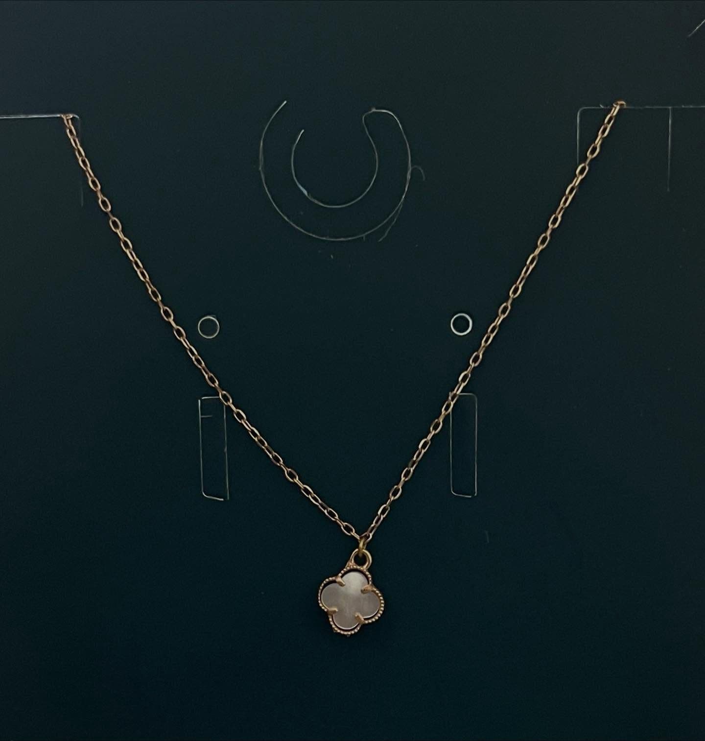 نماد ونکلیف (Van Cleef) یکی از شناختهشدهترین طرحها در دنیای زیورآلات لوکس است که الهامگرفته از شکل شبدر چهار برگ (3)